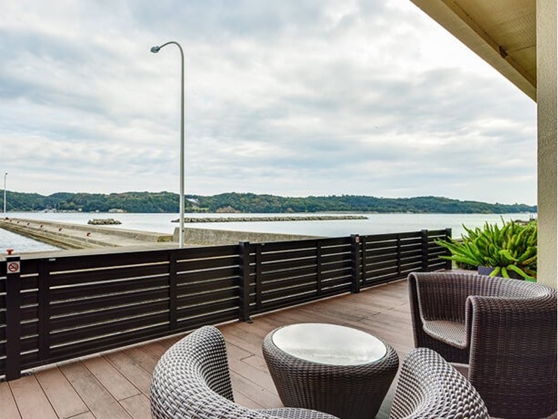 「海ほたるテラス」
天気の良い日はロビー前の「海ほたるテラス」へお越しください。島を行き交う船、穏やかな潮風に心も体もリラックス。