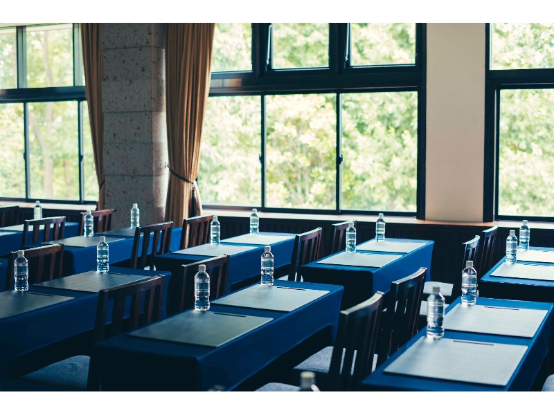 【宴会場｜本館】ザ リージェントルーム
(着席80名様/立食90名様/スクール54名様/シアター121名様)
※掲載写真はスクール