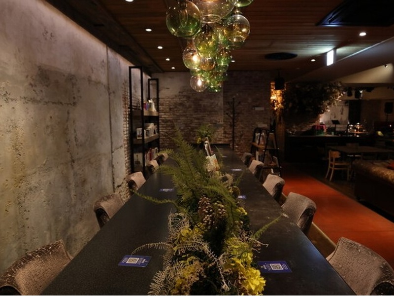 世界的なジャズクラブ「ブルーノート東京」を運営するチームがプロデュースしているため、その場の空気感に合わせた「良質な音楽」に包まれる体験ができます。