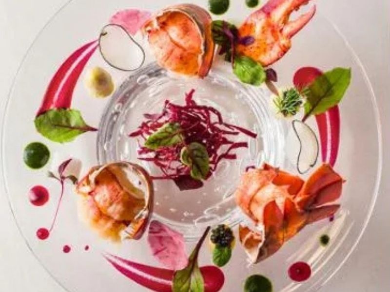 AKAGANE RESORT KYOTO HIGASHIYAMA 1925でご提供するお料理は「ヘルス＆ビューティ－」をテーマに、旬の野菜が持つ旨味を最大限に引き出す調理法でお楽しみいただける特別なもの。
