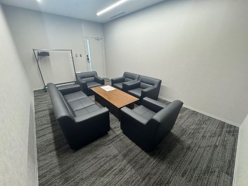 会議室_定員7名の応接室タイプのお部屋です。
