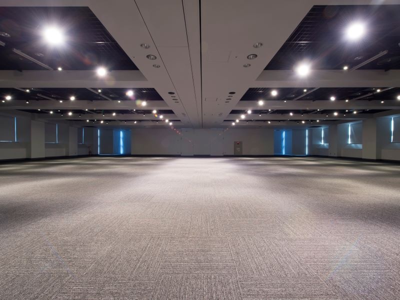 ２Fザ・グリーンホール
邪魔になる柱が1本もないスクウェアな550㎡の大空間
スポットライトのみの演出も可能です！