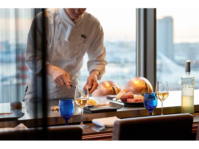 最上階17階には神戸港を一望できる鉄板焼きレストランもございます。