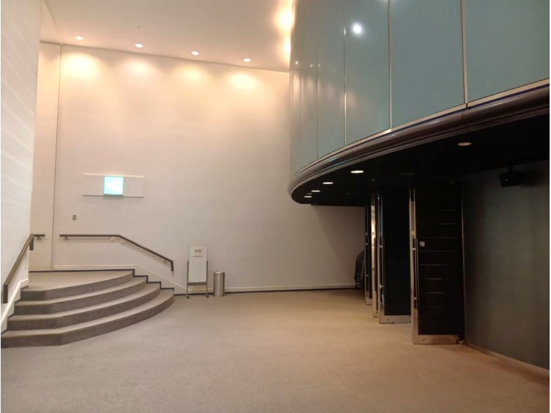 オーバルホール　ロビー