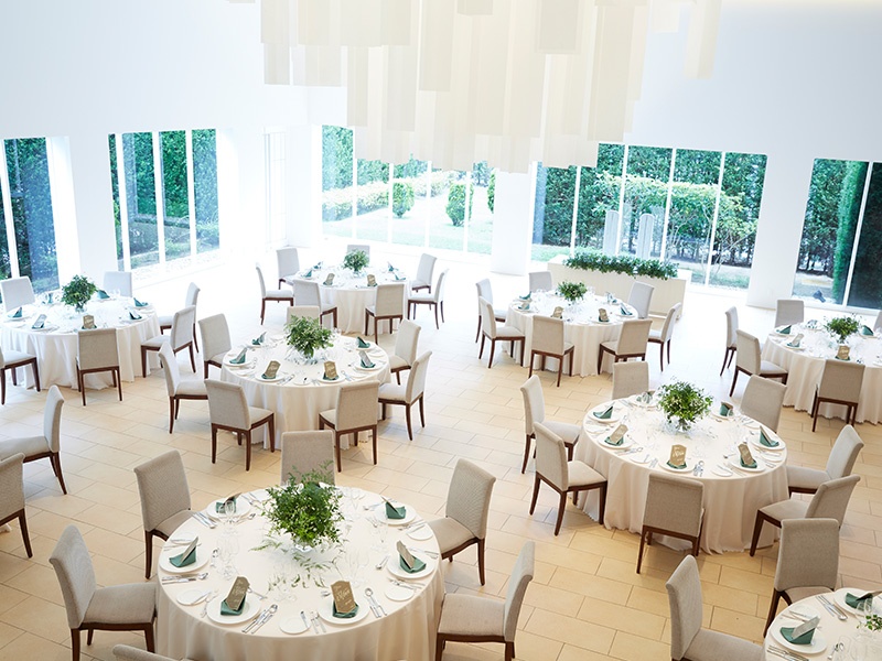 扇子をモチーフにした和紙のオブジェが末広がりを象徴し、素焼きタイルの床が、大地のやさしい暖かさで会場全体を包みます。