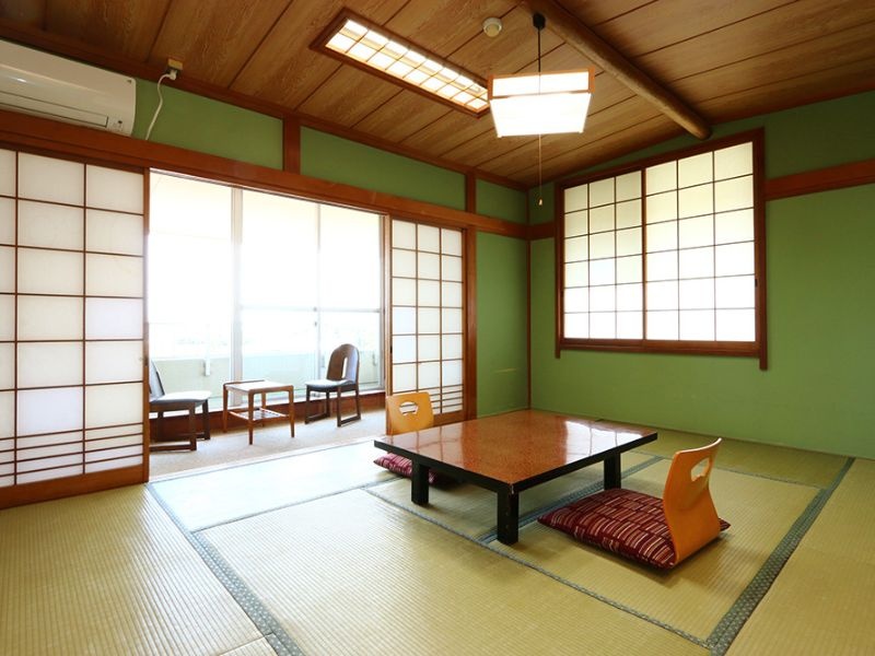 6畳・8畳和室
カップルやご夫婦、友人との滞在におすすめの和やかな雰囲気の和室です。