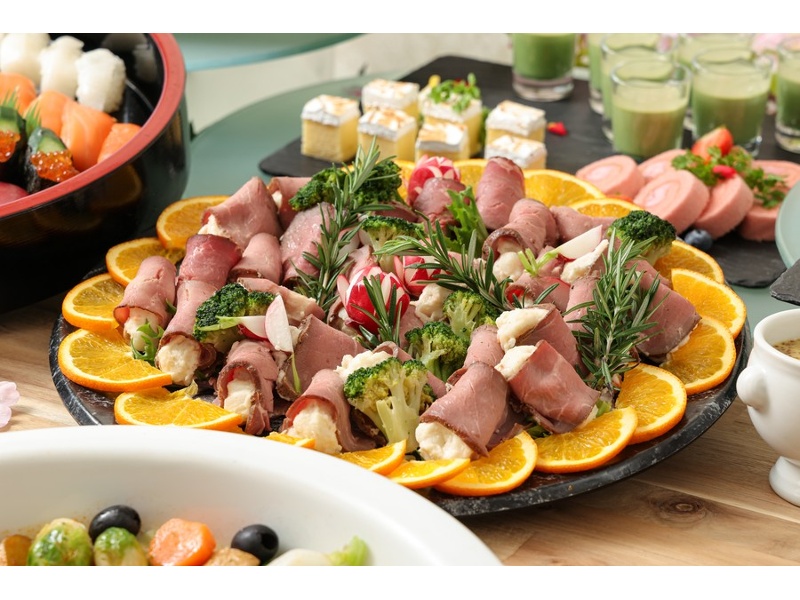 「色とりどりのオードブルが卓上を彩る、春らしい華やかなケータリング。TKPでは会場だけでなく、こだわりのパーティープランもご用意しています。