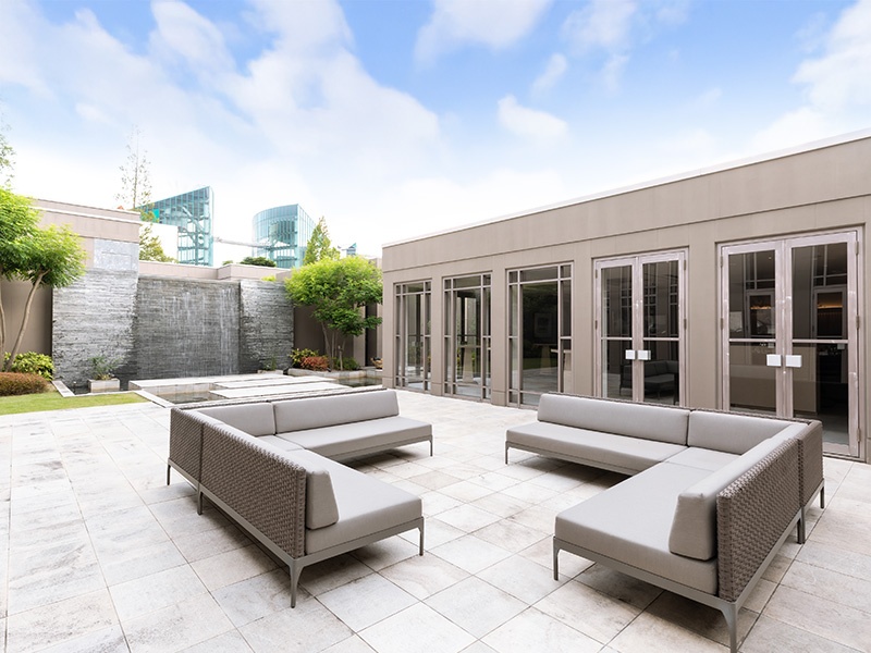 水と緑、風と光に満ちたガーデンでは、プライベート空間ならではの寛いだ雰囲気の中、談笑のひとときをお過ごしいただけます。