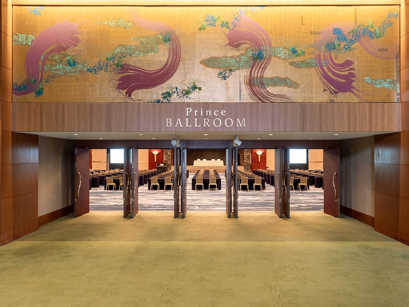 アメリカ人日本画家のアラン・ウェストによる金屏風が象徴的なホワイエ。重厚感がありながら、モダンな作りの会場で国内外のゲストをお迎えいたします。