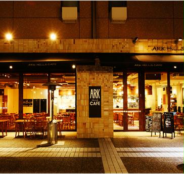 六本木一丁目駅から徒歩1分、桜で有名なスペイン坂に面したあらゆるシーンで使える開放的なカフェ。