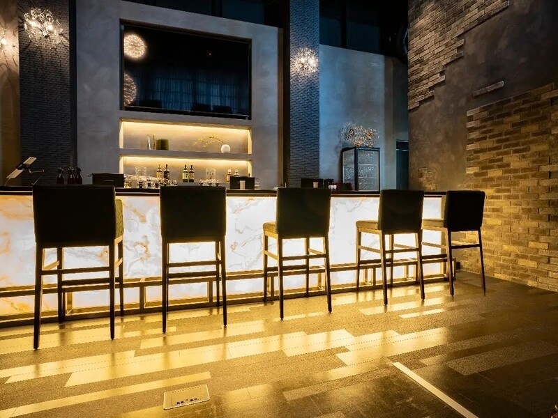 スタッフさんとの会話も楽しめるカウンター席。お一人様・デートにご利用頂けます。女性でも安心してご利用いただけます♪ドリンクの種類も豊富なのでお気に入りの１杯が見つかるはず！