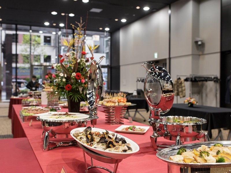 ケータリング（ホテル仕様のパーティー料理、お弁当、ドリンク等）はグループ会社と連携してご用意。※写真はイメージ