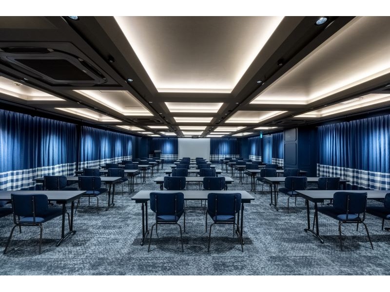 【CERULEAN】
面積150㎡ ※紺を基調とした落ち着いたデザイン
■スクール72名■シアター150名
