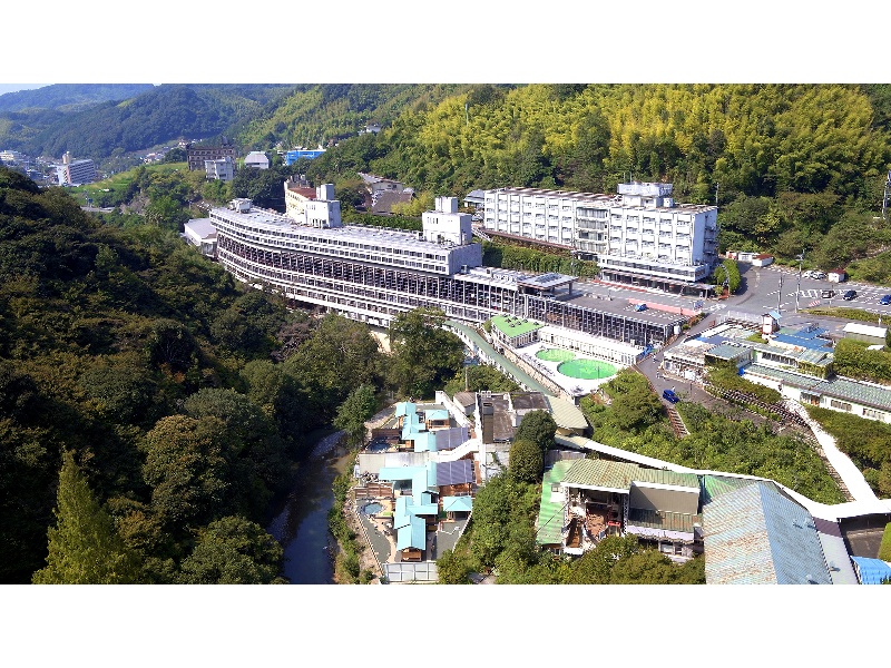 【外観】日本三古湯「道後温泉」より車で約10分。美しい自然に囲まれた温泉旅館です。