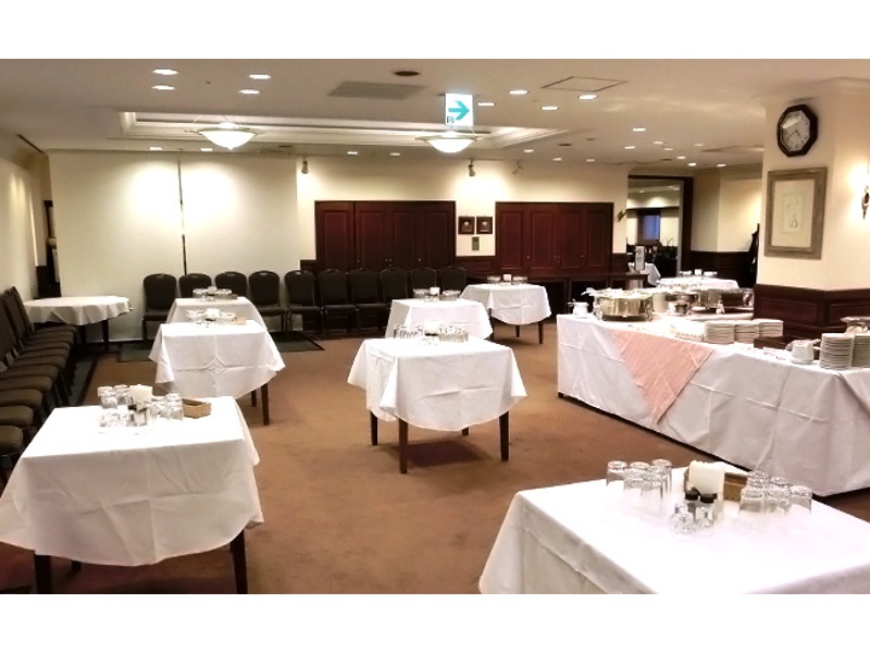 ホワイエ会場③
※現在①と②の写真の床の色になっております