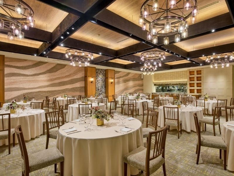 THE​ ​WEST​ ​GALLERY（立食220名/着席180名/スクール192名/シアター200名）
大小コンセプトの異なる6つの会場は様々なシーンにてご利用が可能です。ホテルでありながら、邸宅のようなプライベートパーティーが実現できます。