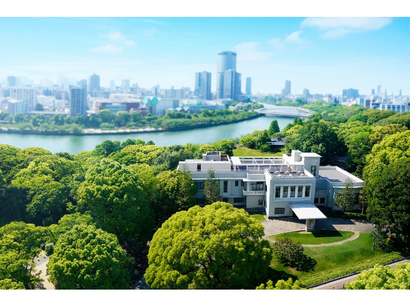 最寄駅から徒歩1分とは感じられないほど、豊かな緑に囲まれたロケーション。