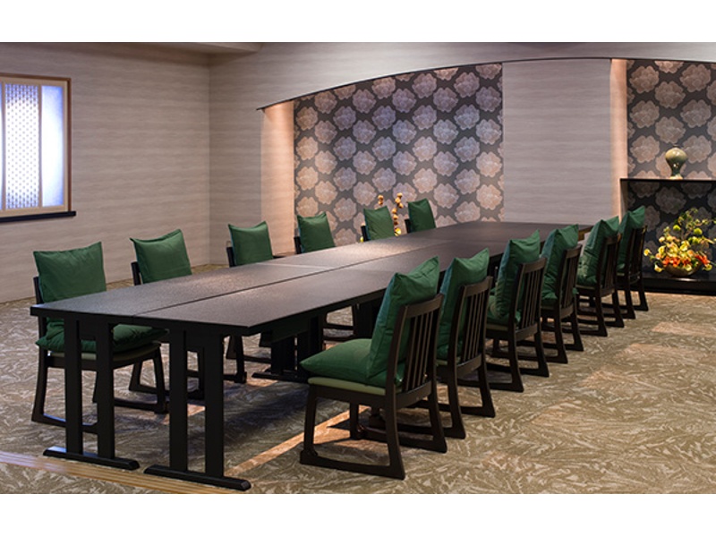 ホテル館3階にある「花の間」は、情緒ある和洋室です。ご希望によりイス席・座卓のどちらでもご用意致します。宴会で60名様収容可能です。
