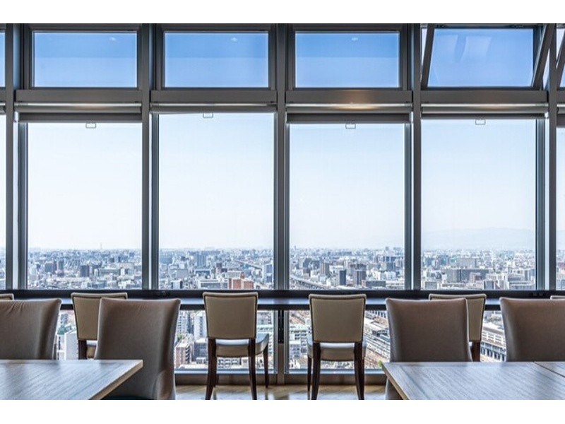 大きな窓から広がる開放的な眺望が魅力の空間。自然光が差し込み、明るく心地よい雰囲気の中でゆったりとした時間をお過ごしいただけます。