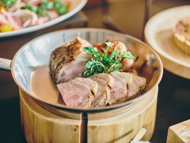 ブッフェ料理
国産ポークのロースト