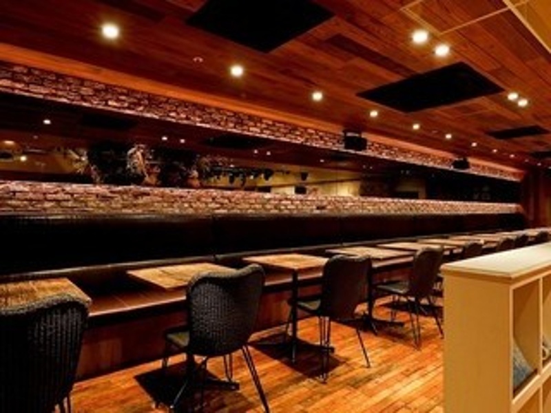 広々とした地下の空間は隠れ家のような雰囲気です。