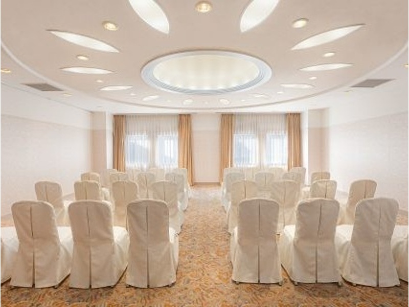 小宴会場ならではの温かみある空間。30～50名程度の集まりに最適で、きめ細やかなおもてなしが可能です。