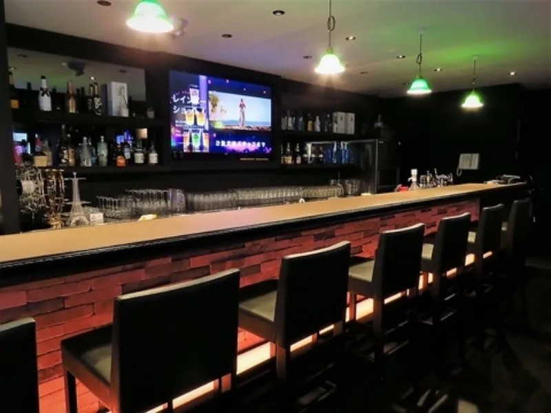 スタッフさんとの会話も楽しめるカウンター席。お一人様・デートにご利用頂けます。女性でも安心してご利用いただけます♪ドリンクの種類も豊富なのでお気に入りの１杯が見つかるはず！