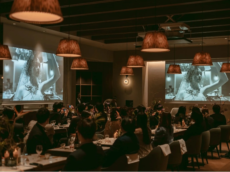 迫力二面スクリーンは全体から見やすく、すべてのゲストにお楽しみいただけます。