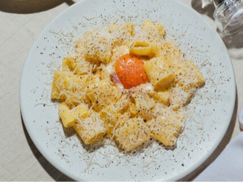 濃厚なソースのカルボナーラに濃い卵黄コンフィをトッピング