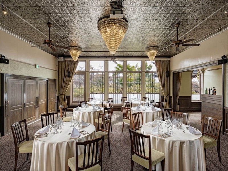 ■THE ATERIER
着席	：60名様　　　 立食：70名様
スクール	：54名様　シアター：70名様
手が届きそうな距離に八坂の塔を望むバンケット。
建築当時のモダンな感性がそのままのこる、竹内栖鳳がアトリエとして最も多くの時間を過ごした特別な空間。