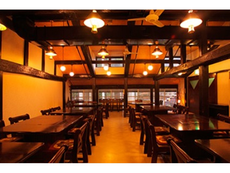 椅子テーブル席でゆったりとお食事をお召し上がり頂ける２階食事処「杉の子」。
おみ足の不自由な方や小さなお子様のいるご家族には、こちらの会場のご利用をおススメしております。
最大４０名様までのご利用が可能です。