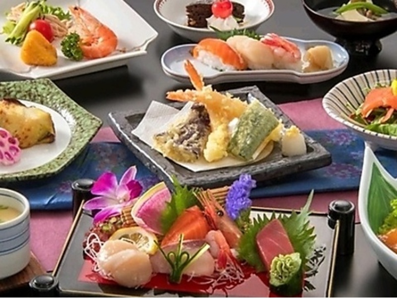 ご親族での特別な集まりに

ご法要やお祝いなど、特別なシーンに最適な個々盛りのコースもございます。宴会場で気兼ねなく楽しめます◎