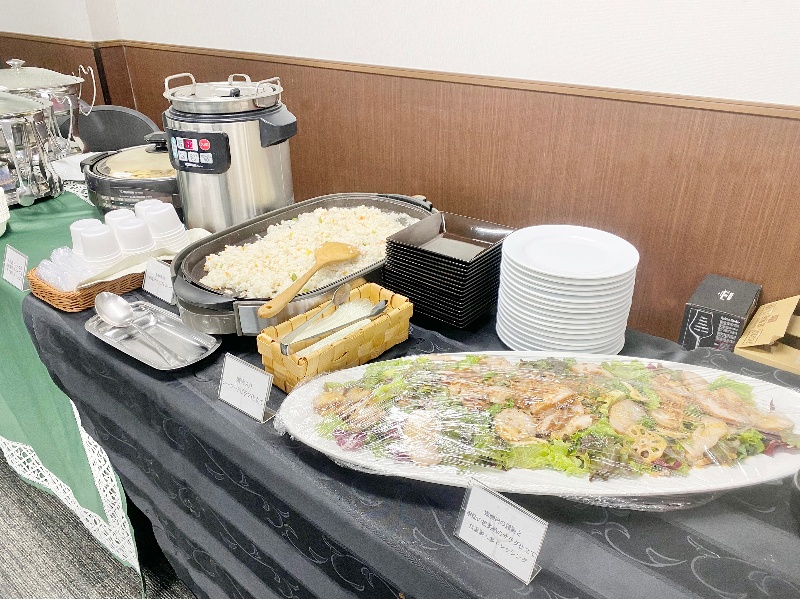 【Room4A】パーティー利用時の写真です。別途ケータリング会社に依頼、お料理・お酒等をセッティング