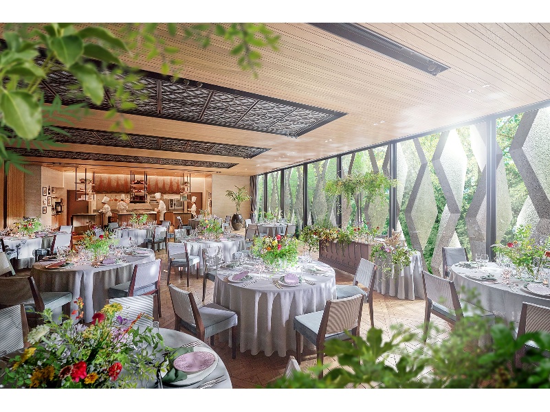 自然光が差し込む、明るいパーティ会場。
木目を基調とした、ぬくもりと温かさを感じる空間。