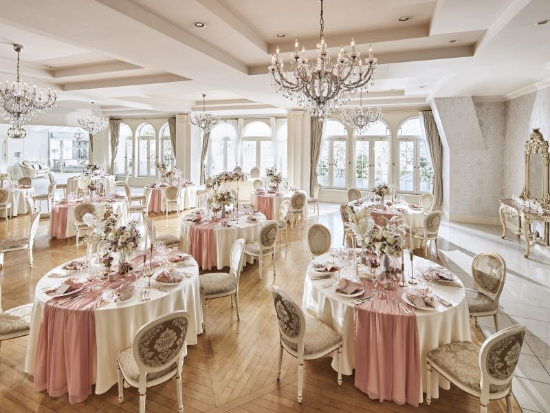 シャンデリアが美しい白基調の会場「オランジュリーガーデン」はガーデン、全天候型テラス、リビングルーム付きです。