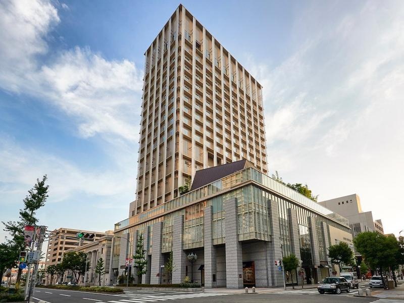 旧居留地の中心に構えるホテルは、主要駅から徒歩7分と好アクセスが魅力。20〜200名様と幅広いパーティーに対応できる会場をご用意いたしております。