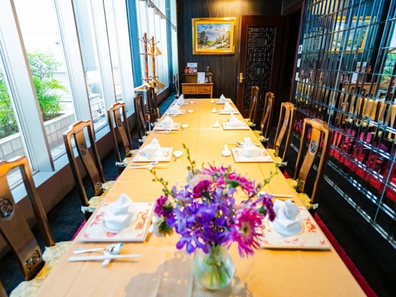 完全個室完備でプライベートなお食事会にもおすすめです。
4名の少人数個室から最大100名まで対応できる完全個室完備の会場。
誕生日会・記念日・家族の集まりなど、どんなシーンにも対応できる柔軟さと、老舗ならではの格調が同居する理想の個室空間です。