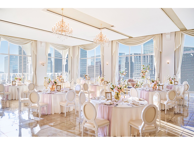 【アッズーロ】
白を基調にした自然光が溢れる明るく華やかな空間では、レセプションや展示会でのご利用にもおすすめです。
【円卓着席】最適人数:96名 最大:128名
【スクール】最適人数:130名 最大:150名
【シアター】最適人数:180名 最大:200名