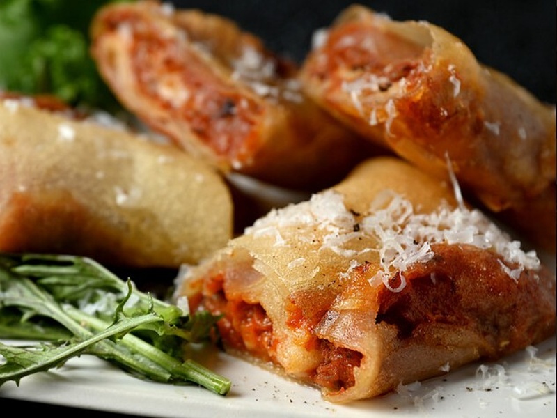 黒毛和牛のボロネーゼとモッツアレラチーズの春巻き