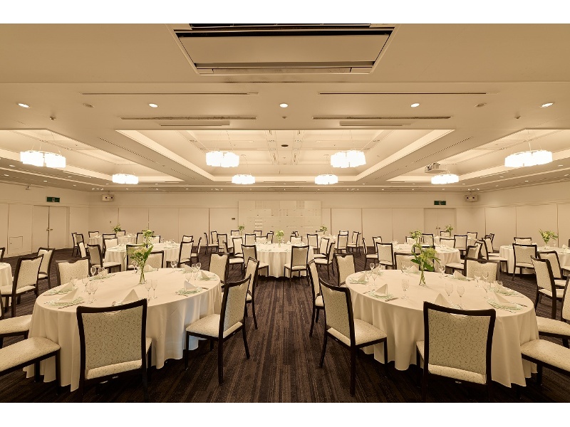 中宴会場【BALLROOM 05】着席パーティは最大240名、スクール形式は最大200名、シアター形式は最大350名収容可能。