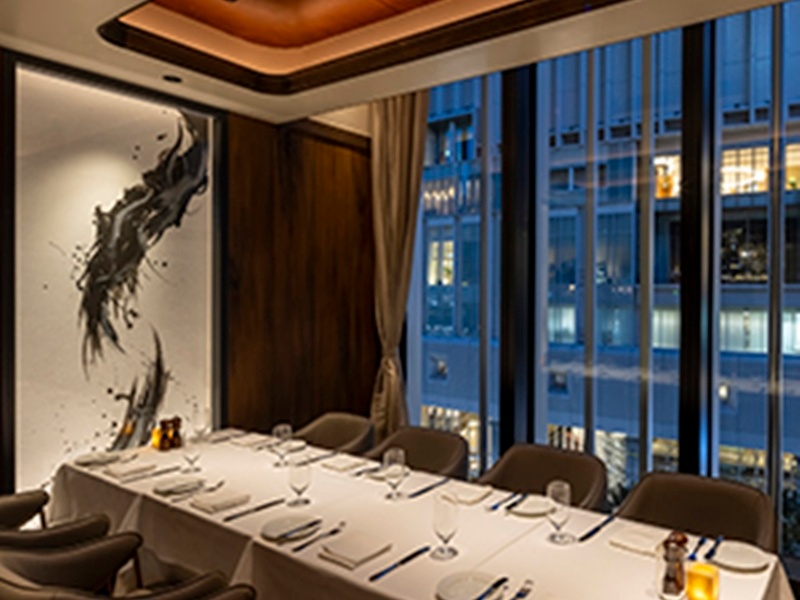 最大14名様までご利用できる完全個室を完備。顔合わせ、アニバーサリー、懇親会、同窓会等、幅広いシーンでご利用いただけます。