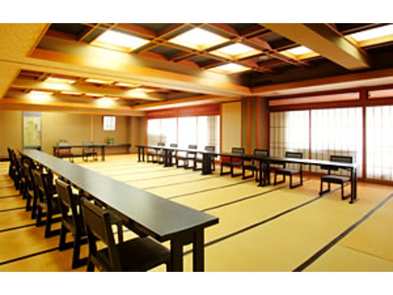 【宴会場】80名様収容の大広間です。大規模な会議や宴会など様々な用途にご利用ください。