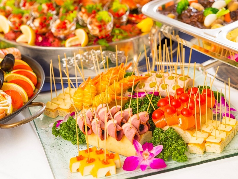 ケータリング（ホテル仕様のパーティー料理、お弁当、ドリンク等）はグループ会社と連携してご用意。※写真はイメージ