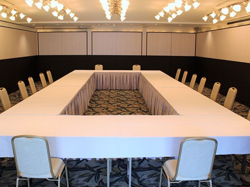 4F 中宴会場 雅
20名様前後のロの字形式や30名様程度のスクール形式の会議に最適です。