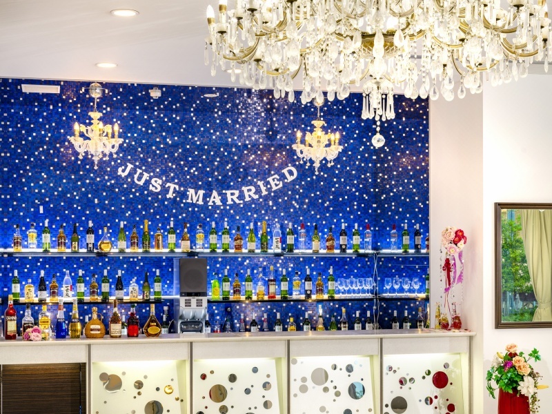 Barカウンターで種類豊富なドリンクをお楽しみください！