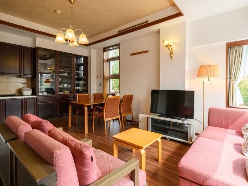 専用リビングとして設えられたこの空間は、かつての迎賓室の面影を残す上質な佇まい。 クラシックな家具とやわらかな陽光が交差する室内は、静かな歓談や滞在中のリラックスタイムに最適です。 贅沢で、どこかホッとする特別な場所。