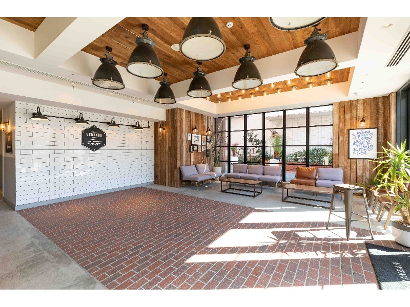 １Fロビー
ウエルカム装飾があれば会場全体の統一感も生まれます
車の展示会などで搬入も可能