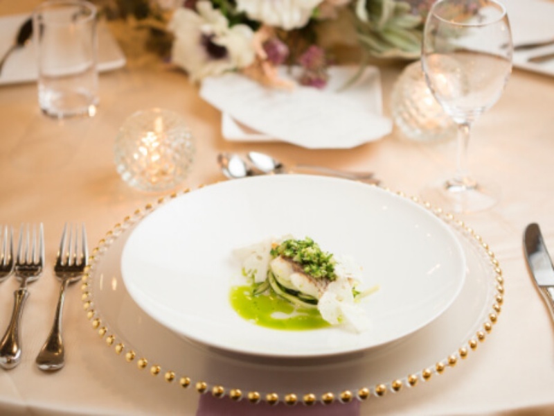 プレートに盛られた緑鮮やかなソースの一皿。華やかなテーブルコーディネートとともに、特別なひとときを彩ります。