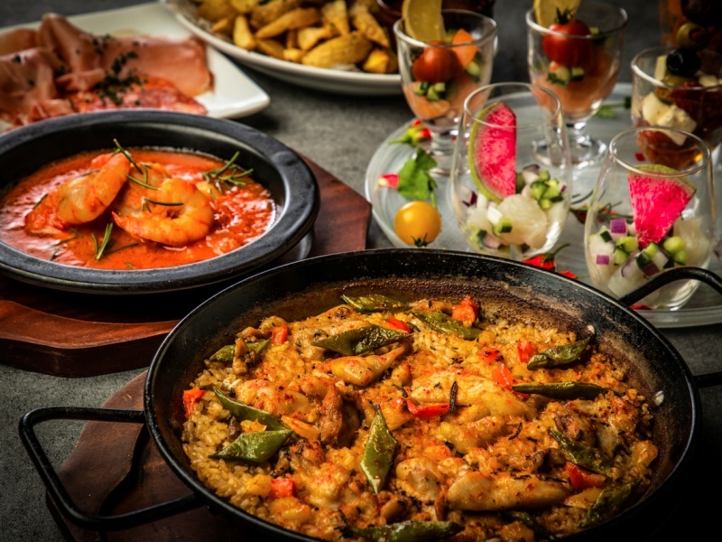 【2H飲み放題付】～Casualコース～彩りチキンパエリアやアヒージョ・ポークグリルなど全7品