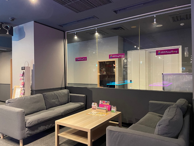 入口側のテーブルソファスぺス